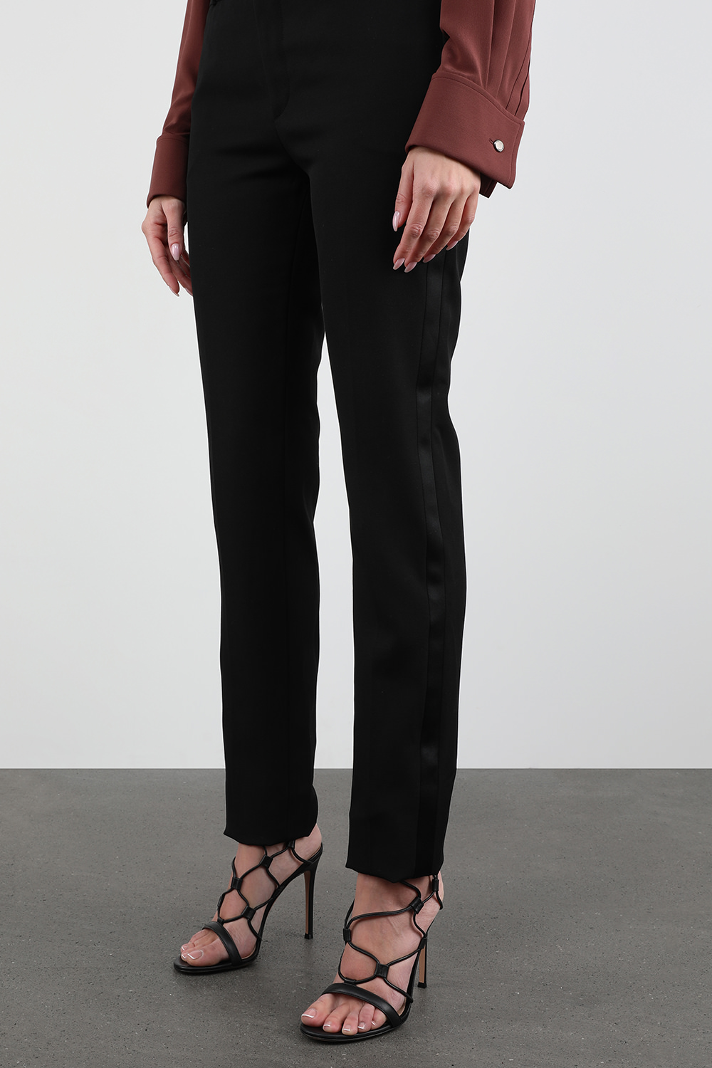 סנדלי גיזה מעור בגוון שחור